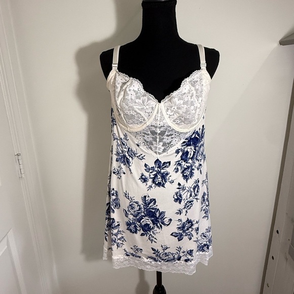 Victoria's Secret White and Blue Lace Chemise - Picture 1 of 6